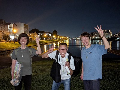 ライブ後、戸田公園ボートコースの夜景をバックに