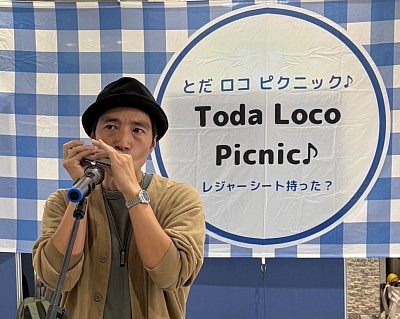 ハーモニカ・増尾　いつになく真剣な雰囲気。