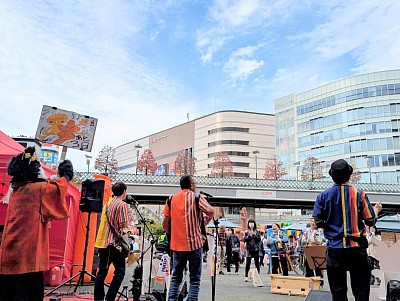 川口の空は青かった