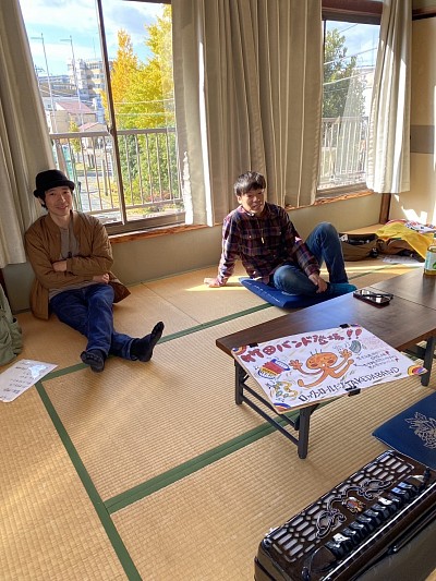 控室で寛ぐ竹田バンド